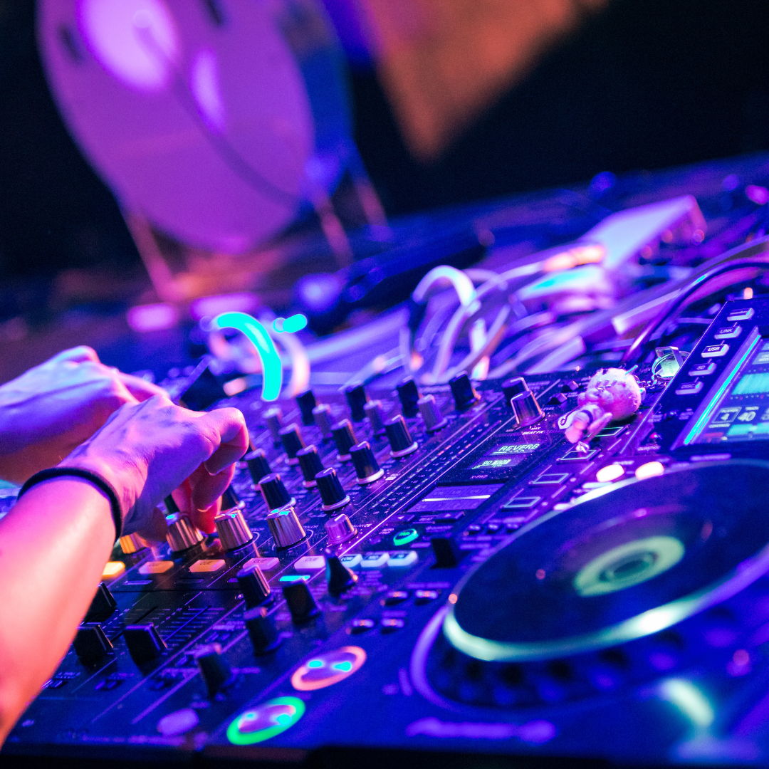Organiza Eventos Inolvidables con los Mejores DJs y Alquiler de Sonido en Cool Rabbit