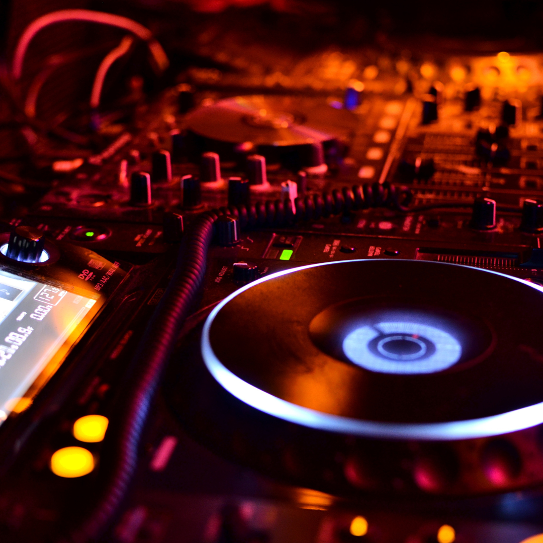 Cómo Cool Rabbits Hace que tus Eventos en Andorra Sean Únicos con DJs y Sonido Profesional
