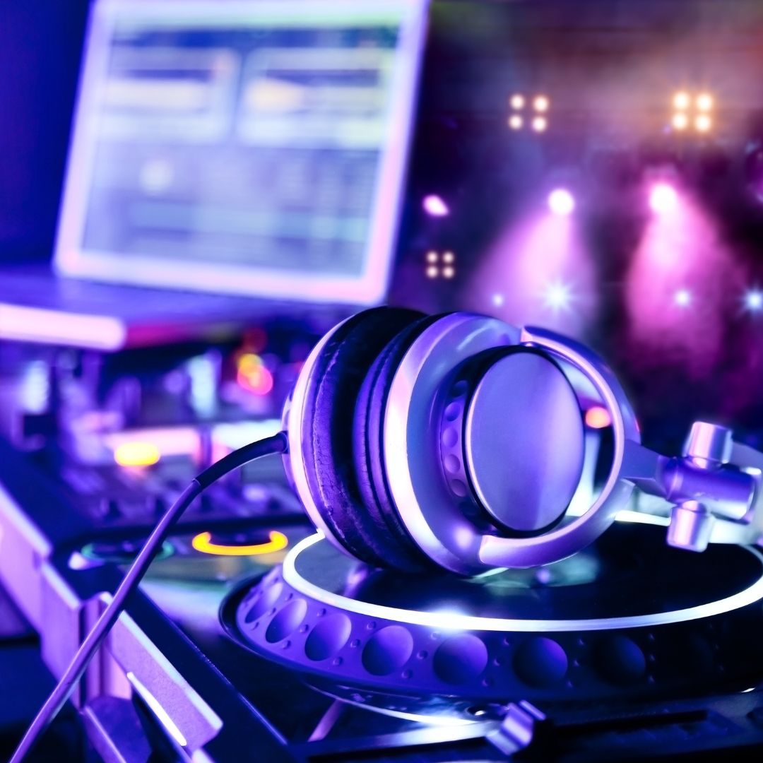 DJs para Comercios y Marcas – Revoluciona tus Eventos con Cool Rabbit